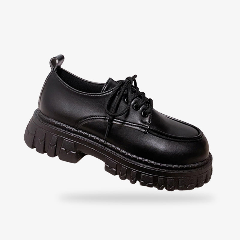 Chaussures d’uniforme japonais fille, en noir, parfaites pour accompagner le sailor fuku traditionnel des lycéennes japonaises