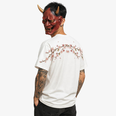Chemise streetwear japonais portée avec masque oni