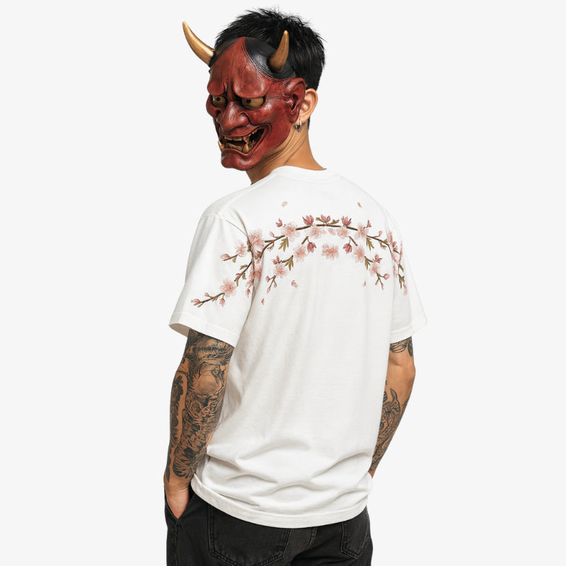 Chemise streetwear japonais portée avec masque oni