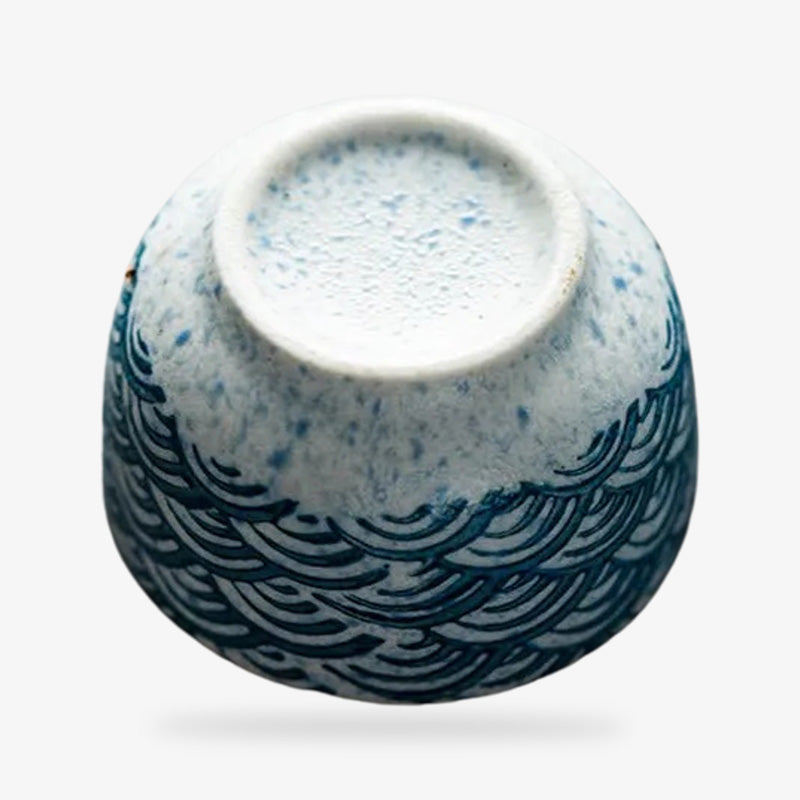 Tasse à saké japonaise au design traditionnel, idéale pour déguster le saké avec élégance. Tasse en céramique ornée du motif seigaiha