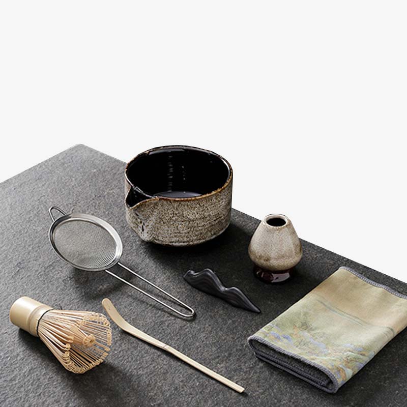 Le coffret servet a thé japonais qui contient un fouet chasen, un bol chawan, spatule chashaku, et le support a fouet en céramique