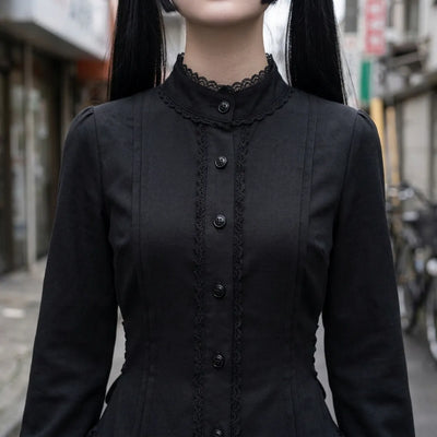 Vue rapprochée du col montant, avec la bordure en dentelle noire et la rangée de boutons sur le corsage.