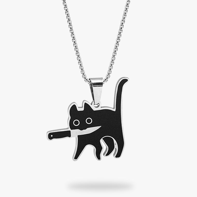 Un collier kawaii avec un pendentif kawaii de petit chat noir qui tient un couteau