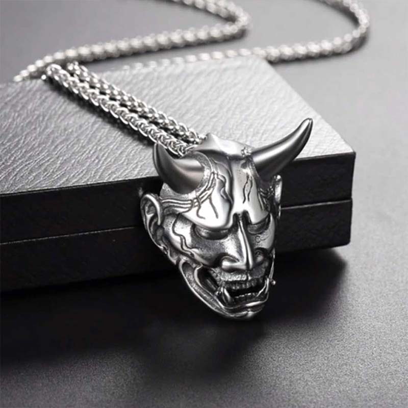 Détail du motif masque Hannya sur collier japonais