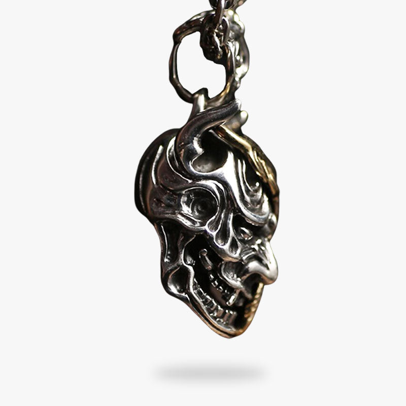 Ce collier oni japonais est un visage de démon. Bijou en argent 925 de qualité