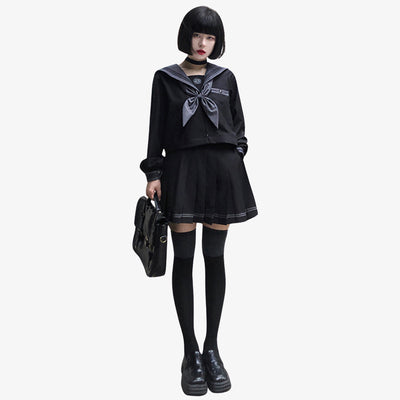 Cosplay uniforme scolaire japonais noir avec un sailor fuku en coton et matière synthétique, comprenant une chemise noire, un ruban gris et une jupe courte plissée.