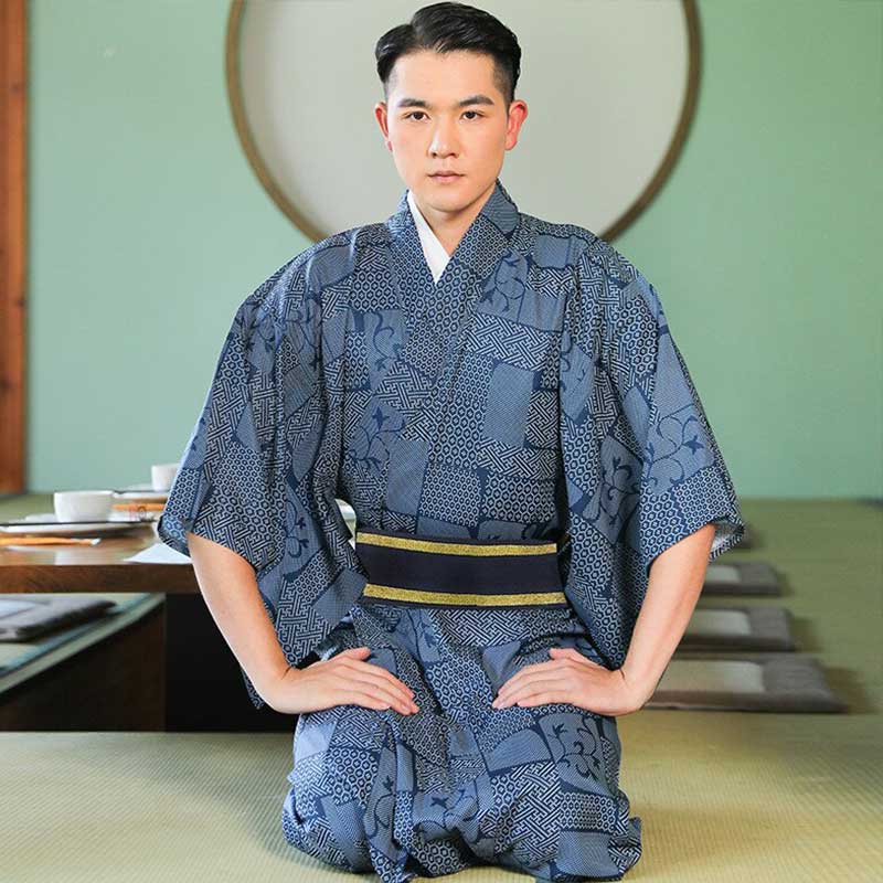 Un japonais est assis sur un tatami d'un salon de thé et est habillé avec un kimono japonais et une ceinture Obi