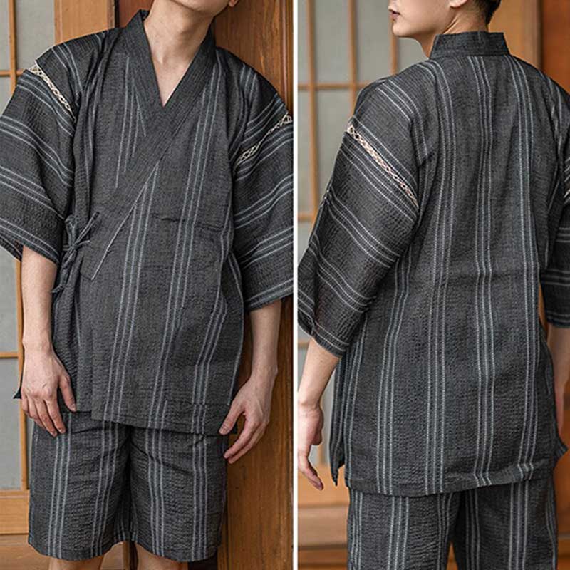 Un homme est habillé avec un costume pyjama japonais. Ce Jinbei homme est un short court et ample et un haut de kimono japonais