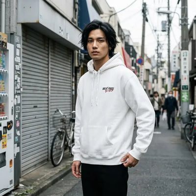 Personne posant dans le sweat Tokyo blanc oversize à poche kangourou et poignets côtelés.