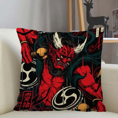 Un coussin japonais avec un motif de dieu japonais Kami de couleur rouge