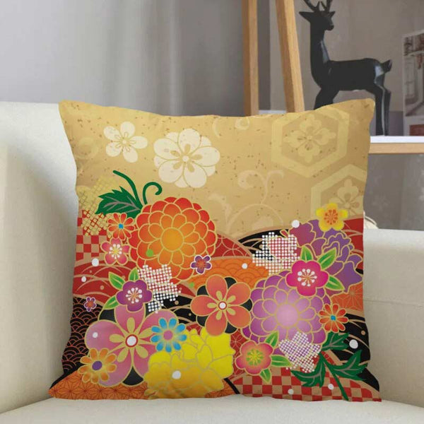Un coussin japonais motif traditionnel floral posé sur un canapé de couleur beige