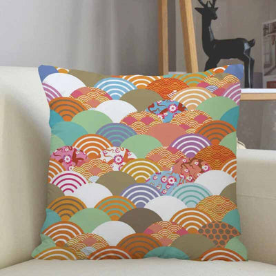 Un coussin avec des motifs japonais traditionnels est posé sur un canapé blanc