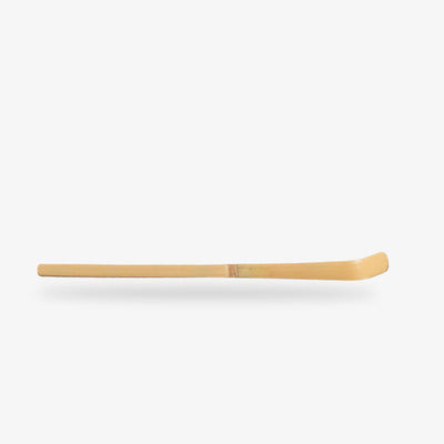 Cuillère à thé matcha en bambou, traditionnellement utilisée pour mesurer la poudre de matcha lors des cérémonies du thé japonaises
