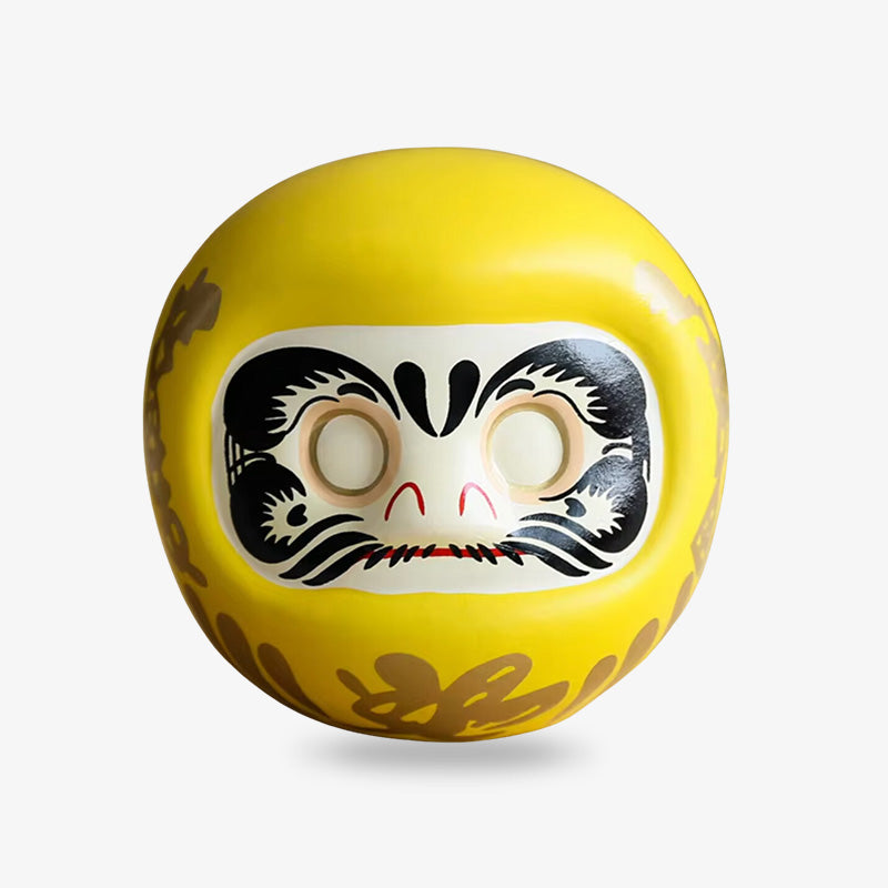 Daruma jaune japonais posé en décoration