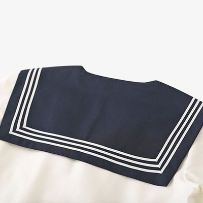 Déguisement uniforme japonais fille inspiré du sailor fuku, parfait pour incarner une étudiante japonaise avec une tenue authentique.