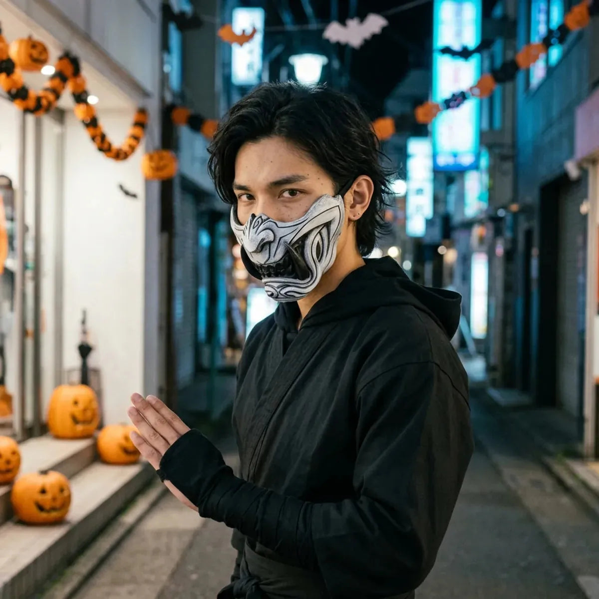 Masque oni gris pâle porté de nuit pour Halloween, avec les néons bleus de Tokyo en arrière-plan