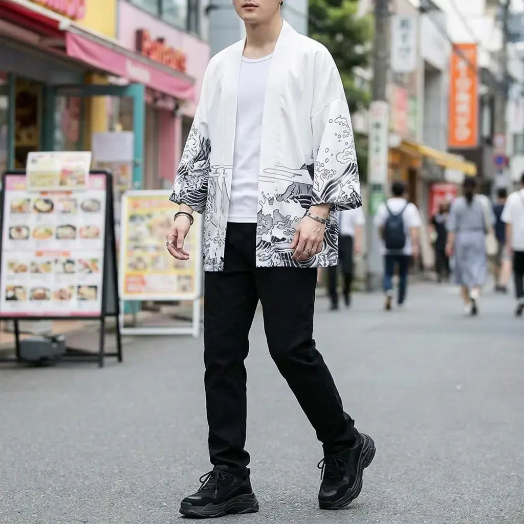Veste Dragon Kimono porté par un homme dans une pièce japonaise traditionnelle, vue de face