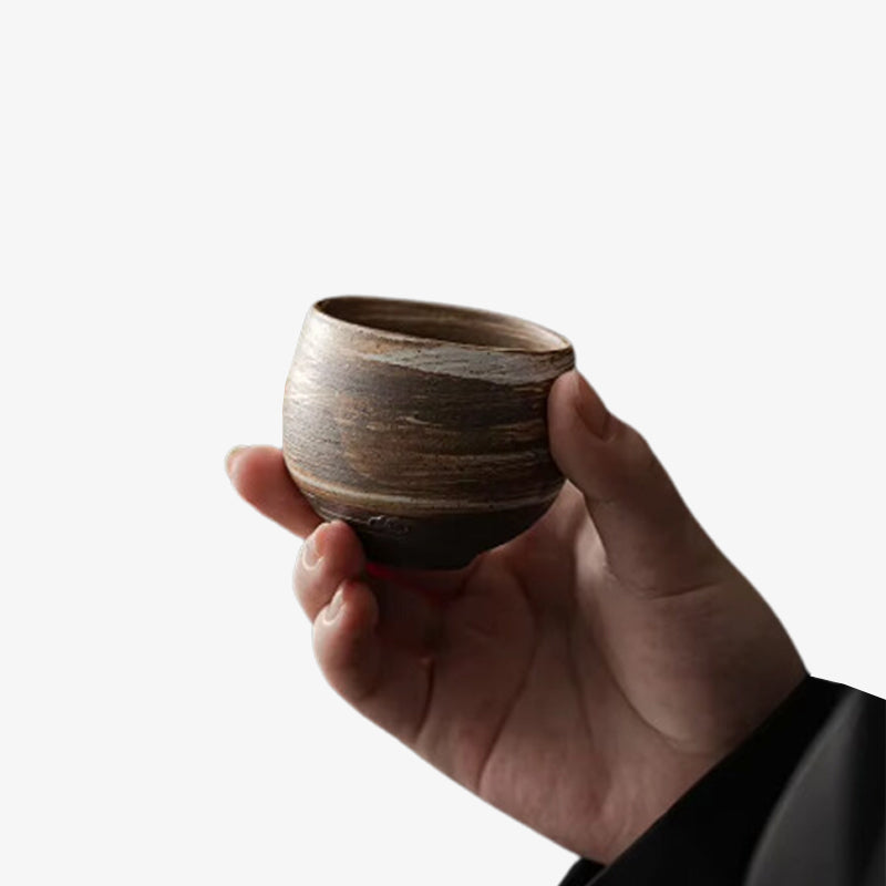 Duo de tasses à thé japonaises en céramique posées sur une table de cérémonie