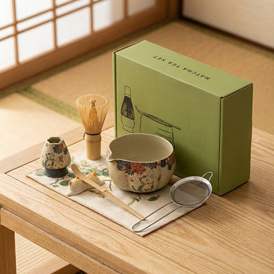 Ensemble bol à matcha au décor de chat avec son coffret vert sur une table en bois