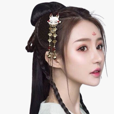 Une femme porte une epigne cravate japonaise