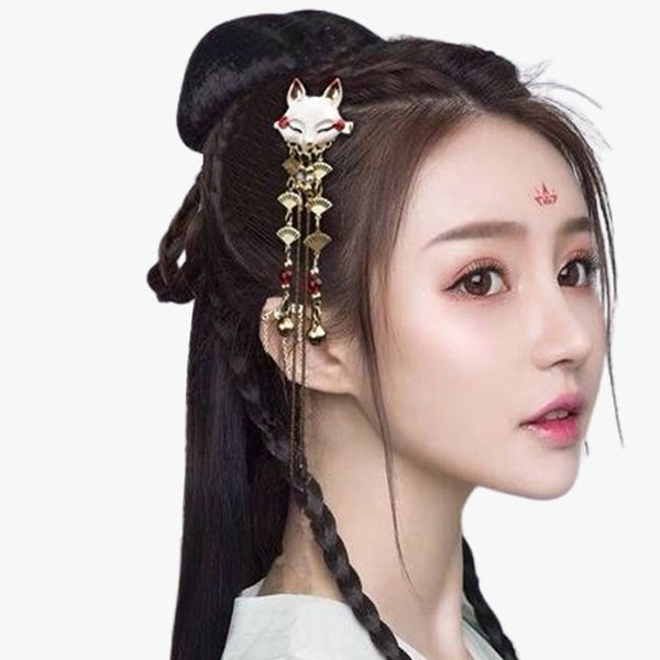 Une femme porte une epigne cravate japonaise