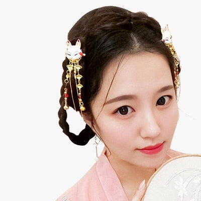 Une femme forme une epingle japonaise pour cheveux en forme de renard Kitsune