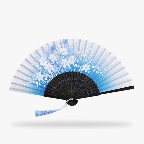 Cet accessoire japonais est un eventail Geisha. Il est peint avec des motifs japonais de fleurs de Sakura. La fleur de cerisier japonais symbolise la beauté ephemere