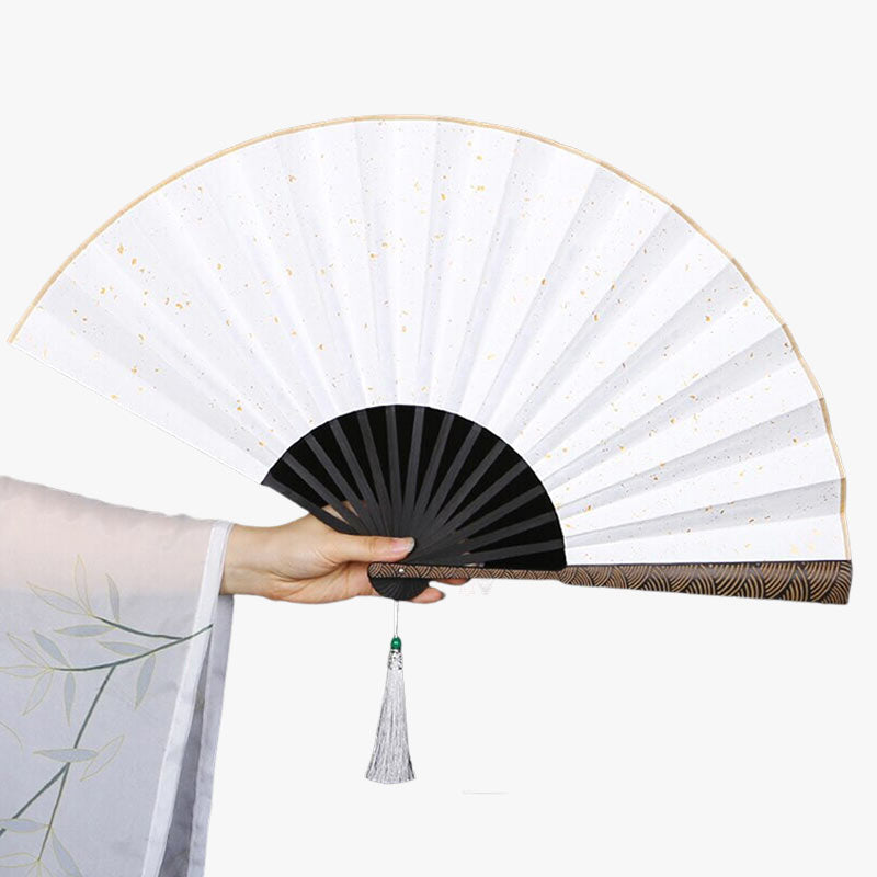 Une femme tient dans la main un eventail Japon Geisha