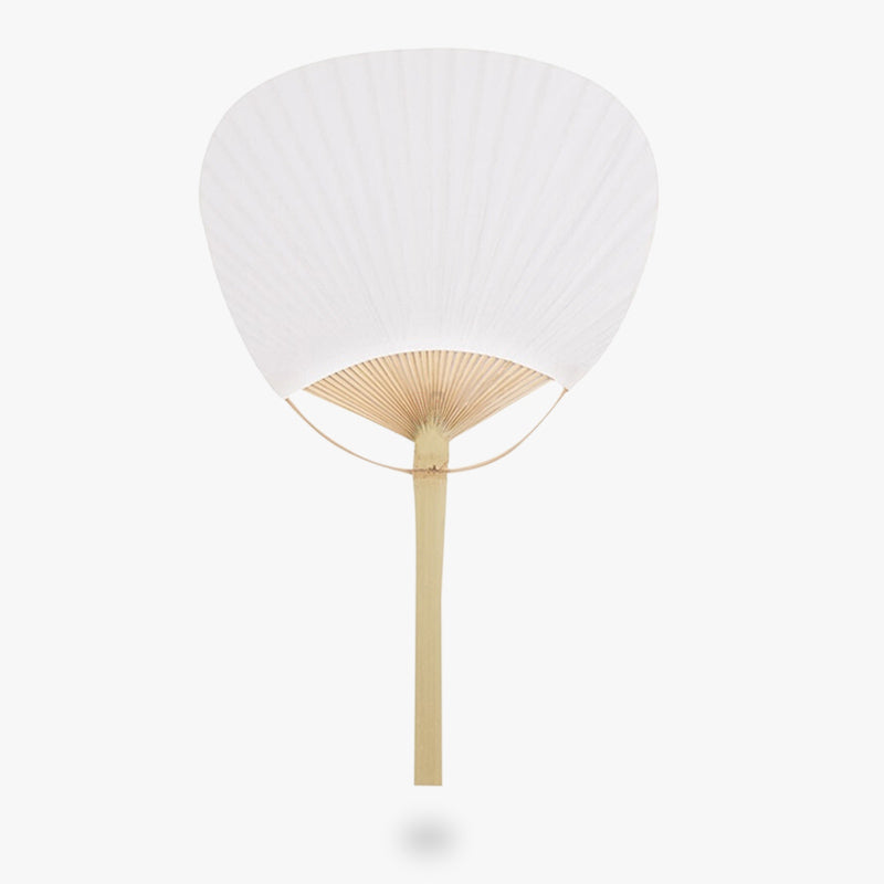 Cet accessoire japonais est un eventail uchiwa. C'est un eventail rond japonais de couleur blanche avec une base en bambou