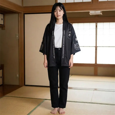 Kimono japonais Kyoto porté par une femme dans une pièce japonaise traditionnelle