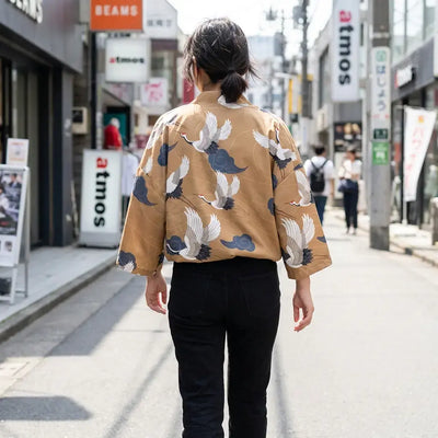 Haori Yukata porté par une femme dans une pièce japonaise traditionnelle