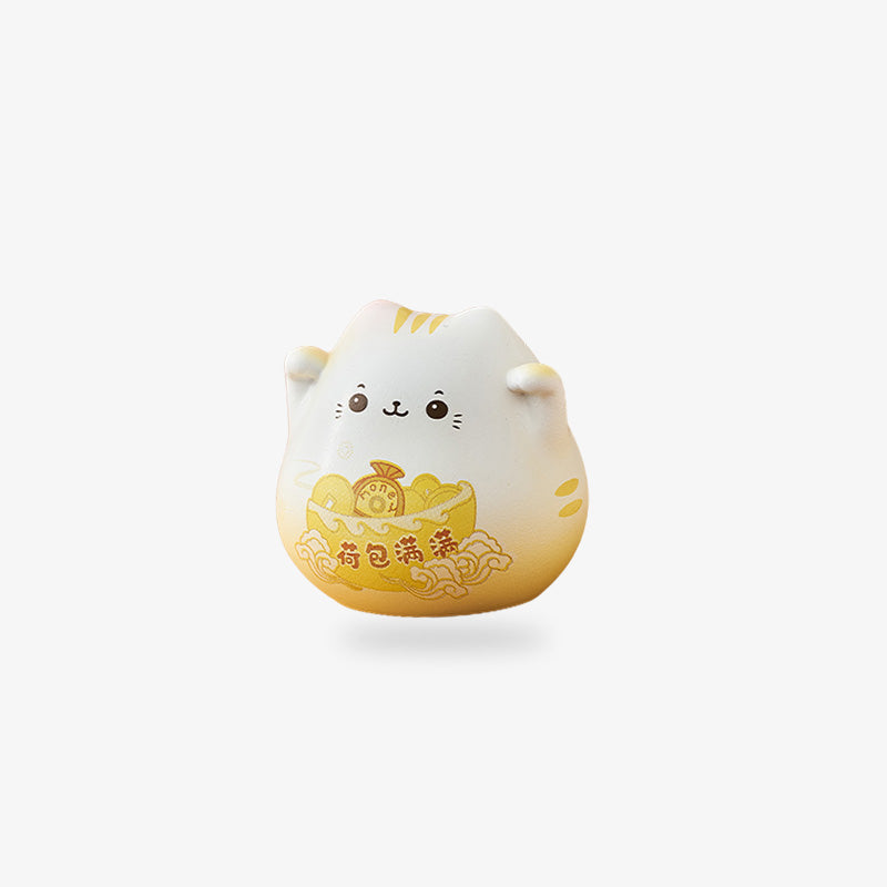une mignonne figurine chat japonais maneki neko de couleur blanche et jaune