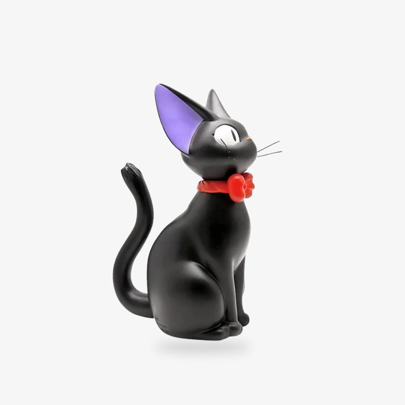 Cette figurine chat japonais porte bonheur a un design inspiré des animés de Isao Takahata. LA couleur du chat est noir. Il a un noeud papillon autour du cou et l'interieur de ses oreilles est bleues