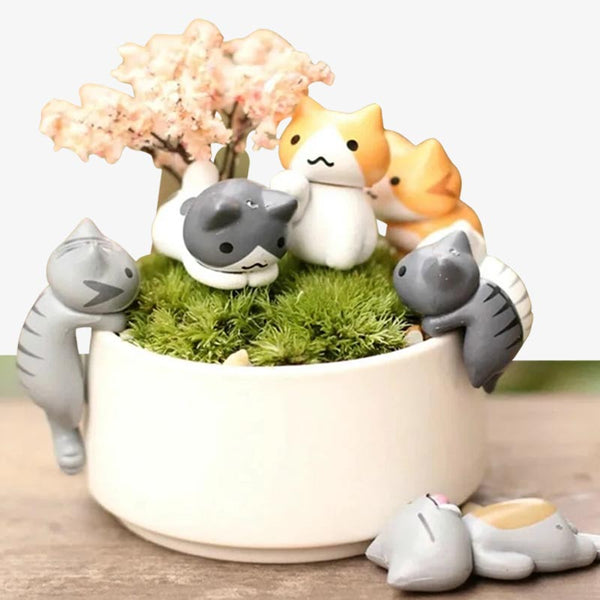 la figurine de chat kawaii mignon dans une petit pot à fleur
