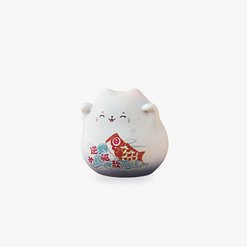 Cette figurine maneki neko pas est un mignon chat kawaii avec un symbole de carpe koi