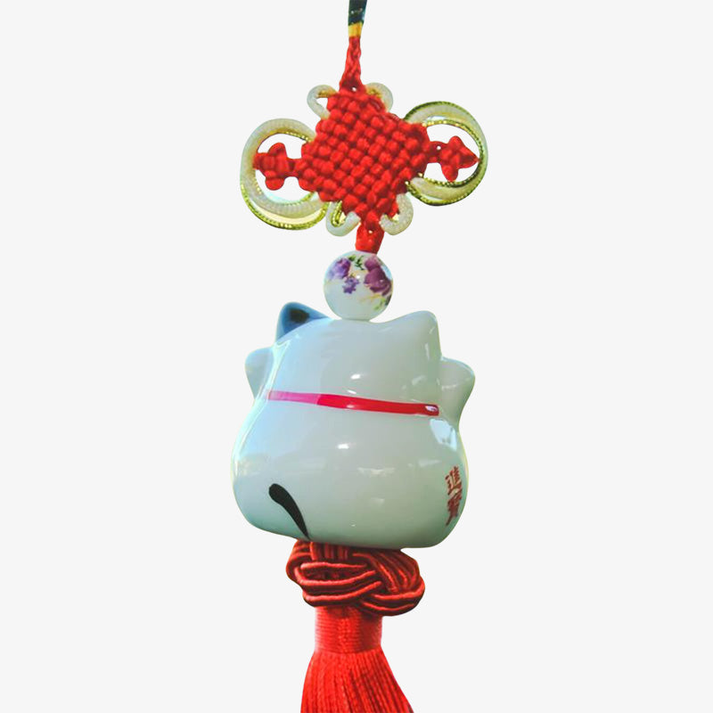 cette figurine maneki neko voiture s'accroche a un retroviseur. C'est une décoration japonaise en forme de chat de couleur blanche