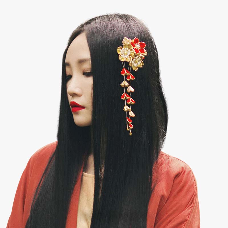 Une femme japonaise porte une fleur en tissu Kanzashi. c'est un accessoire de geisha du Japon
