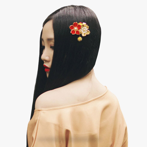Une femme japonaise porte dans les cheveux une fleur Kanzashi. C'est le bijou japonaise des geisha et des maiko