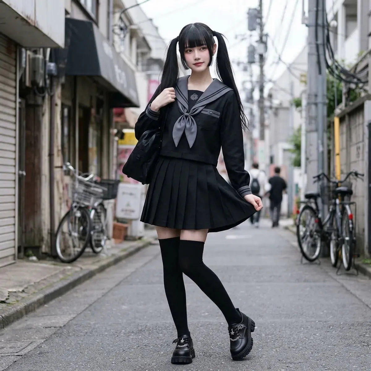 Fuku sailor noir avec col gris et foulard gris porté dans une ruelle de Harajuku avec un cartable