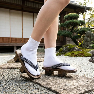 Geta Seigaiha en bois dans un jardin japonais