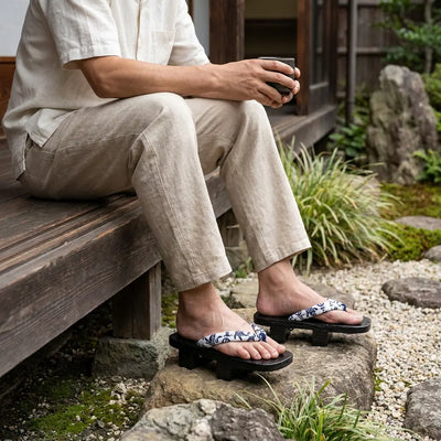 Geta en bois portée avec des chaussettes tabi blanches en extérieur
