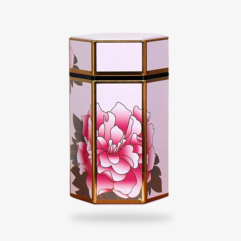Une grand boite de rangement pour le thé japonais. La boite à thé japonais est en metal de couleur rose avec un motif de fleur rose
