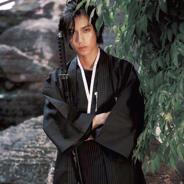 Un samourai est vêtu avec des habits type kimono japonais homme, Il tient sous le bras un kanzashi. C est un petit katana