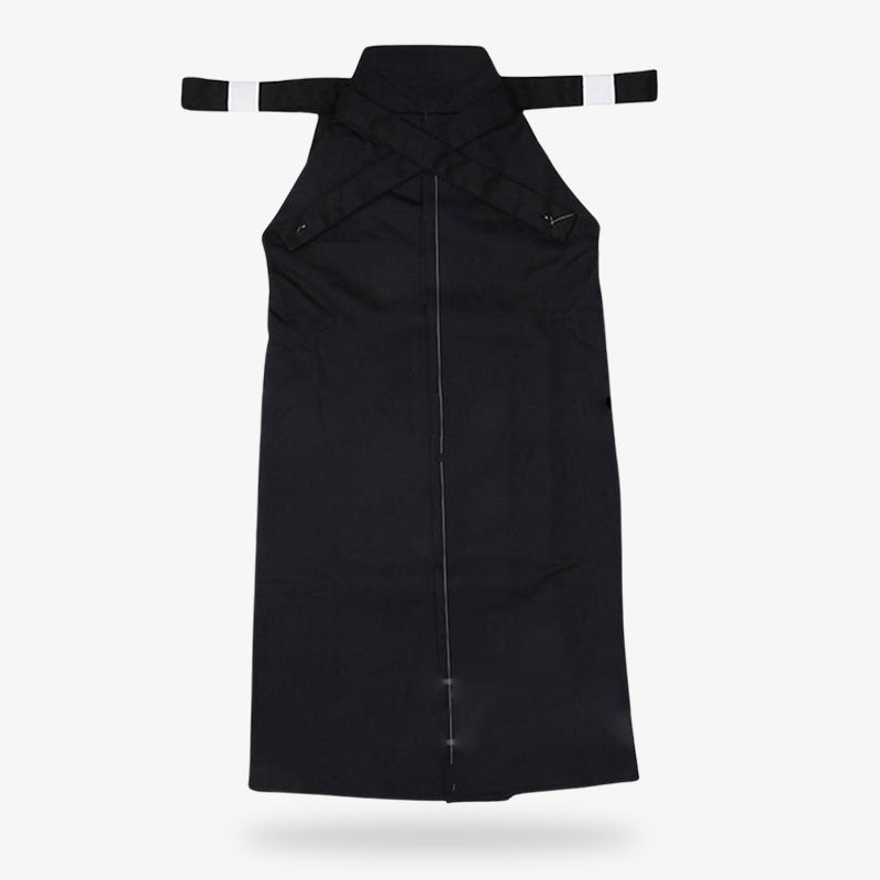Le hakama japonais noir se porte pour les arts martiaux japonais