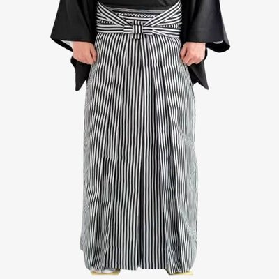 Hakama associé à un haut de kimono classique, tenue traditionnelle japonaise à rayures noires