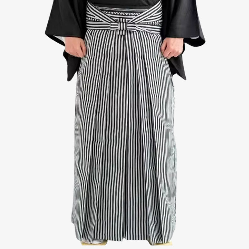 Hakama associé à un haut de kimono classique, tenue traditionnelle japonaise à rayures noires
