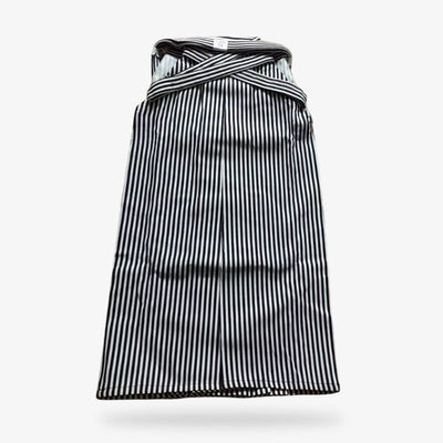 Motif rayé du hakama mettant en valeur les lignes verticales typiques du kimono japonais
