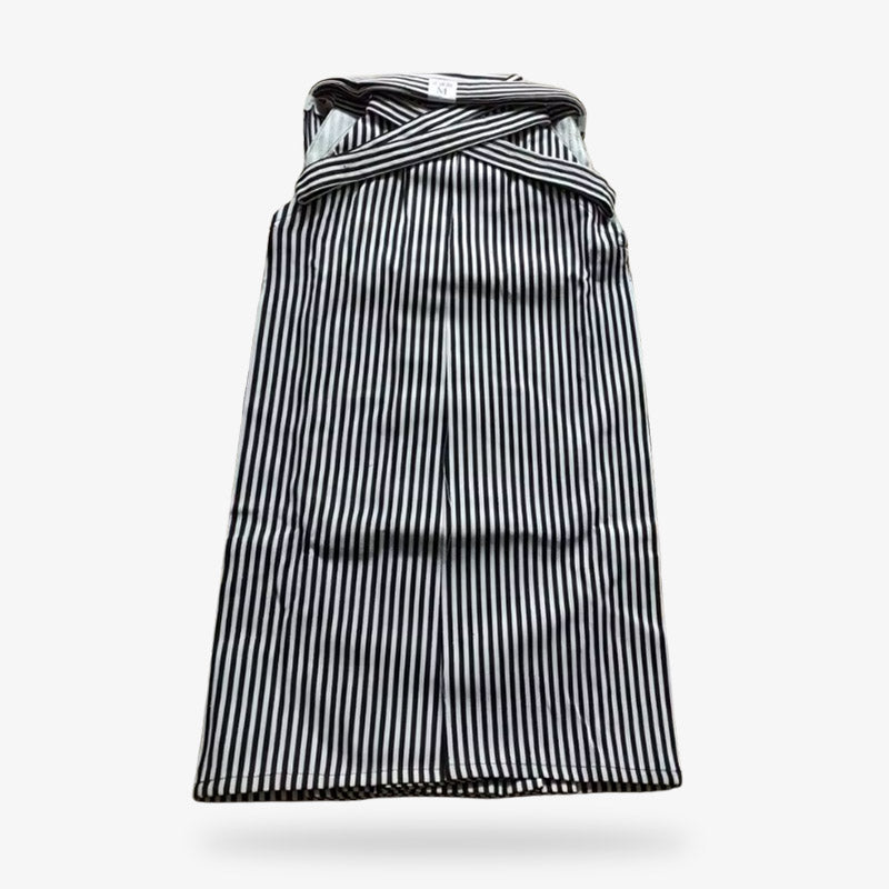 Motif rayé du hakama mettant en valeur les lignes verticales typiques du kimono japonais