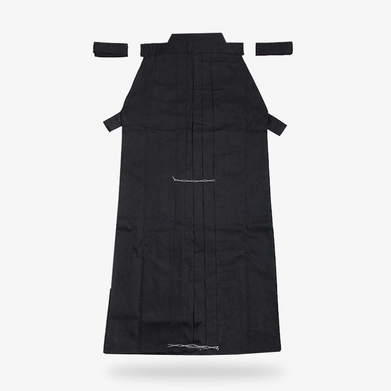 Le hakama noir s'attache autour de la taille pour faire de l'aikido ou du kendo
