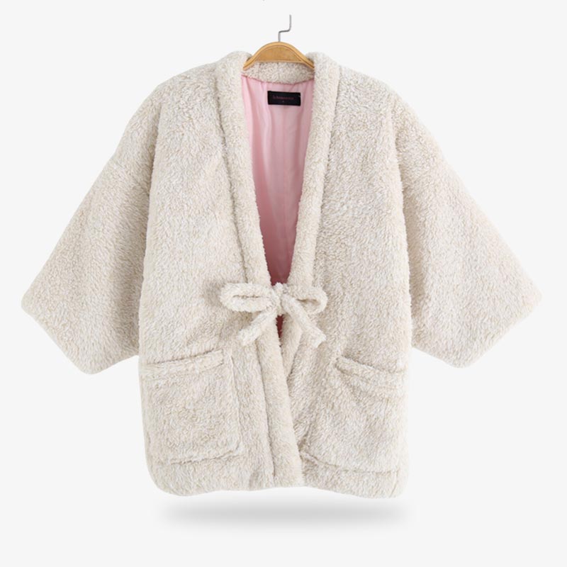 Un hanten coat pour femme doux et confontable. La veste kimono se ferme avec un noeud à l'avant. La longueur des manches est trois quarts et la couleur du manteau japonais est blanc